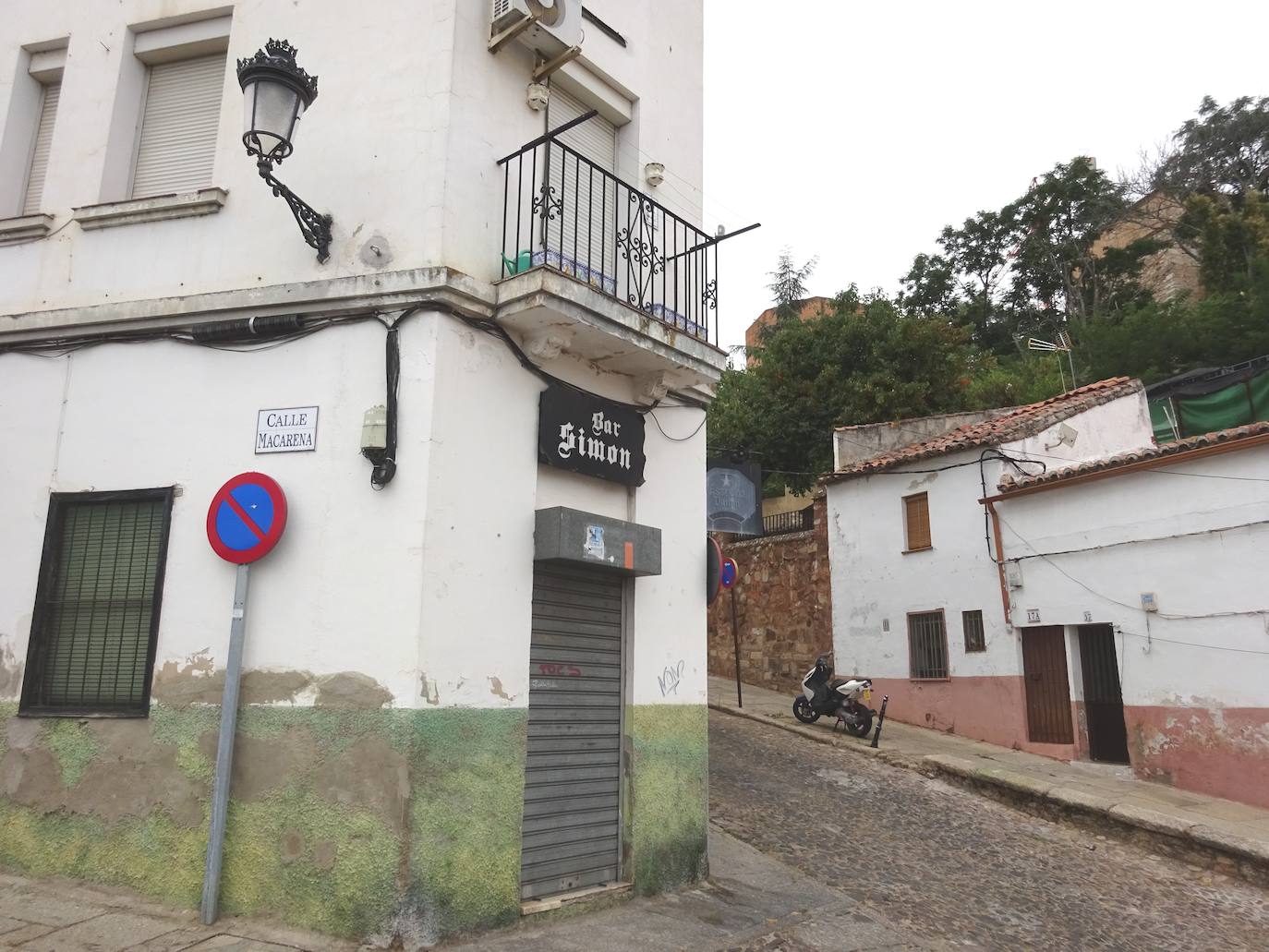 El Bar Simón de la calle Mira al río, actualmente cerrado, en donde se dieron la comilona los muchachos que se llevaron el ala del C-119 que se estrelló en Cáceres.