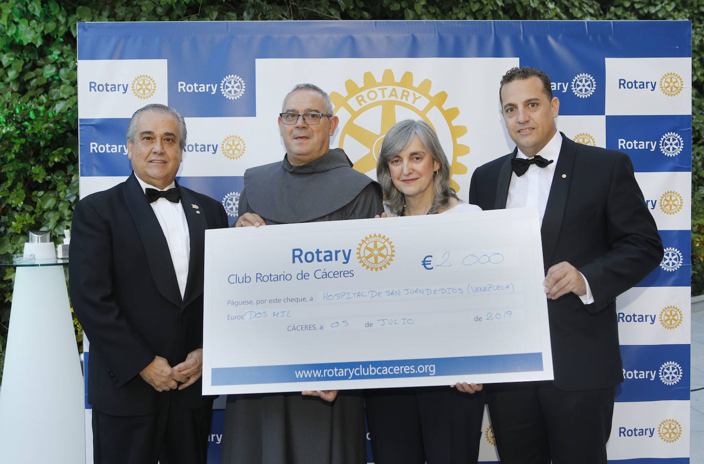 Entrega de la recaudación de la cena benéfica de los rotarios.