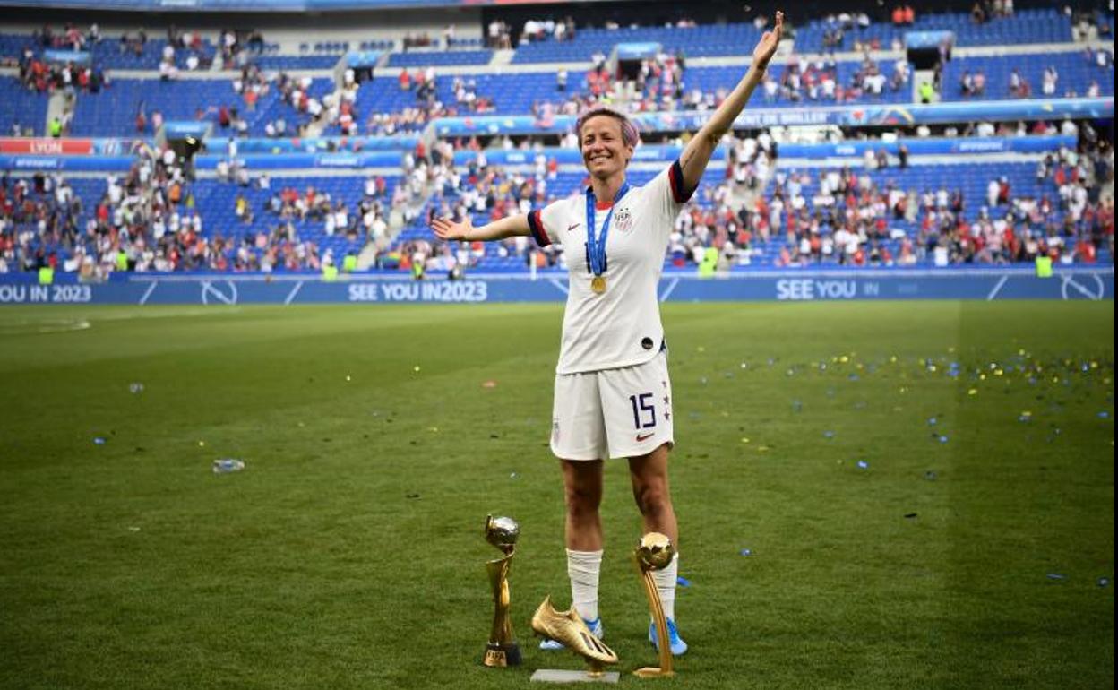 Megan Rapinoe posa con el trofeo del Mundial, de máxima goleadora y de mejor jugadora del torneo.