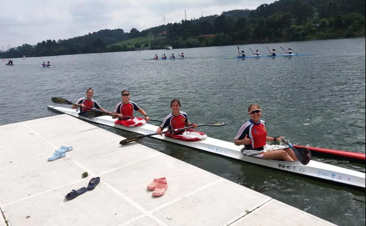 Estefanía Fernández, en priemr lugar, junto a sus compañeras del K4 del Iuxtanam. :: HOY 