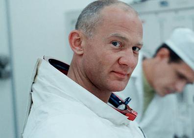 Imagen secundaria 1 - Arriba, los astronautas introduciéndose en el furgón que les llevaba a la plataforma de despegue. Debajo, Buzz Aldrin y Neil Armstrong.