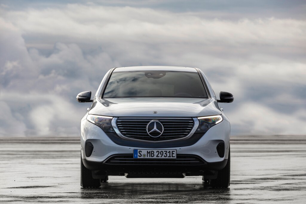 Llega el SUV eléctrico de Mercedes, el EQC. Y como suele ser norma en la marca, lo hace a lo grande, con una autonomía de 471 kilómetros y nuevas vías en el campo de la electromovilidad.