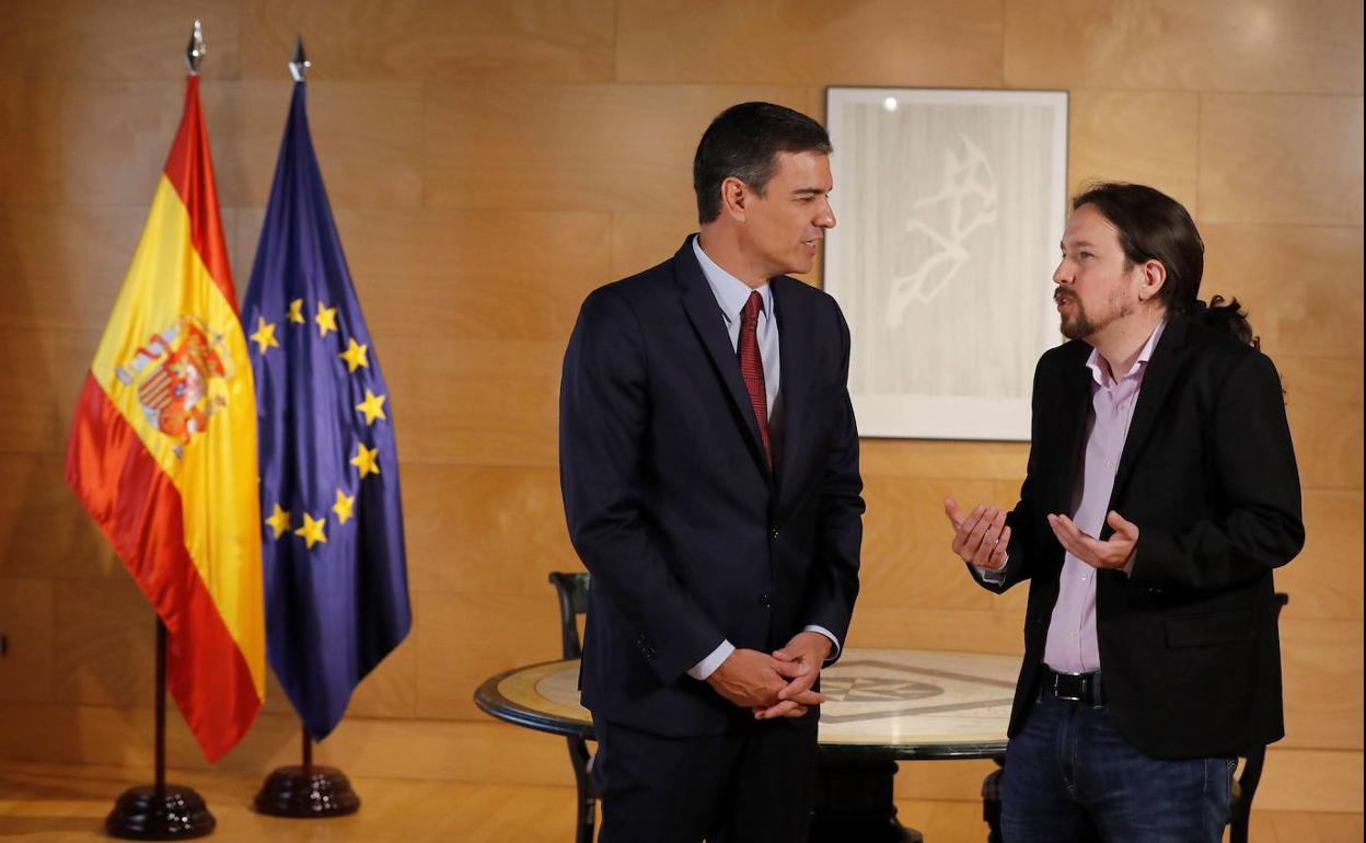 l presidente del gobierno Pedro Sánchez (i) y el líder de Podemos Pablo Iglesias, durante una ronda de consultas para la investidura