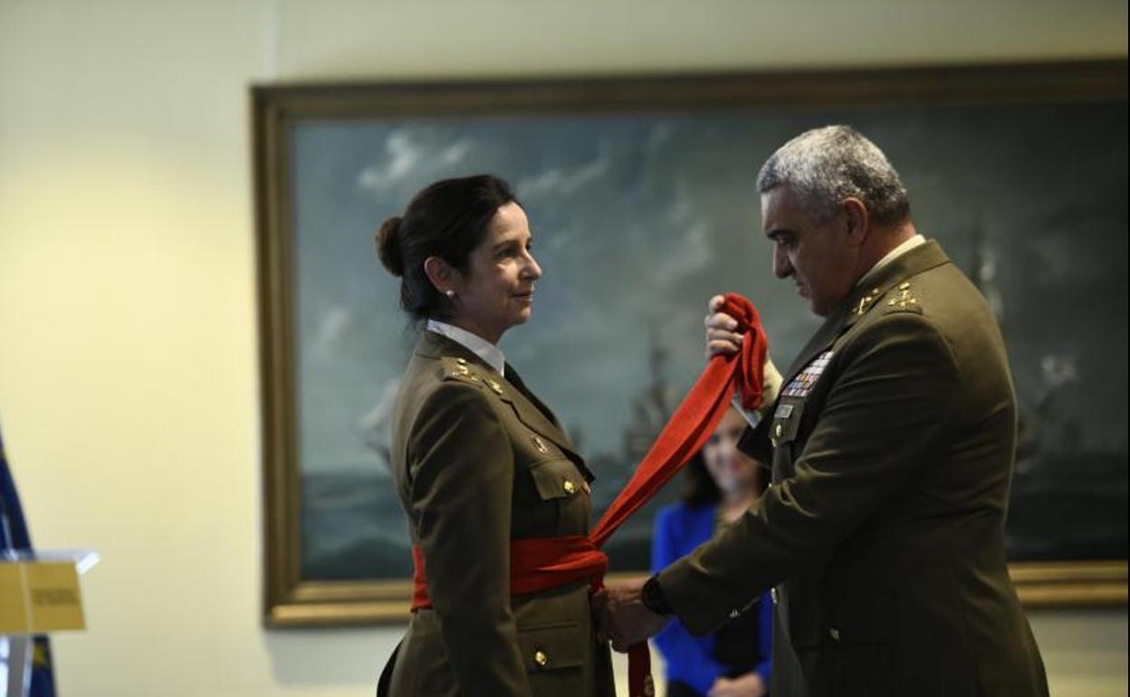 El Jefe de Estado Mayor del Ejército de Tierra (JEME), el general Francisco Javier Varela, impone el Fajín militar a la General de Brigada Patricia Ortega.