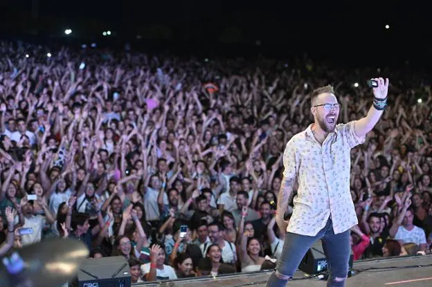 El dj Óscar Martínez en el inicio del concierto en el recinto ferial. :: JV ARNELAS