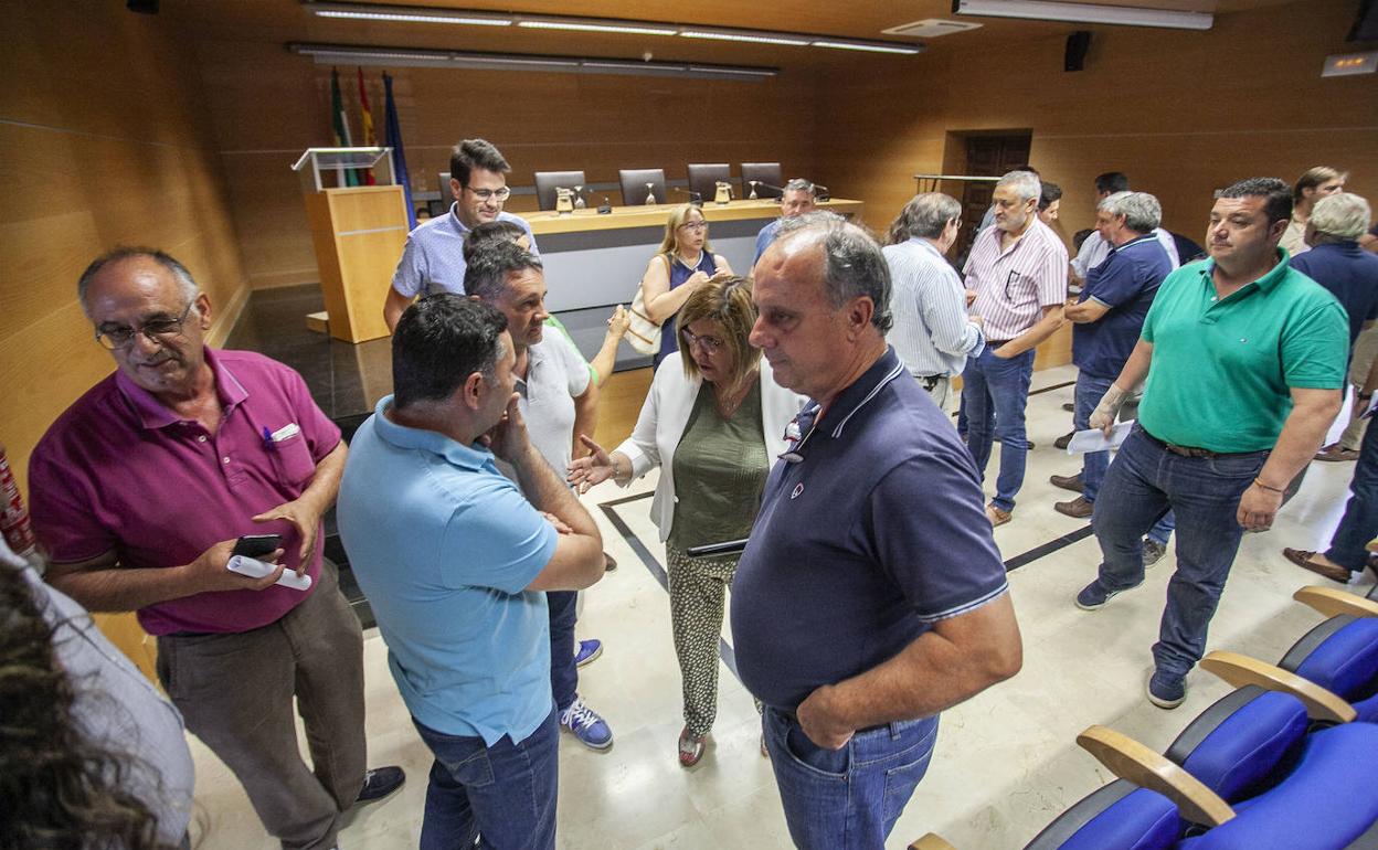Alrededor de 150 empresarios de la construcción acudieron a la llamada de la Diputación. :: 