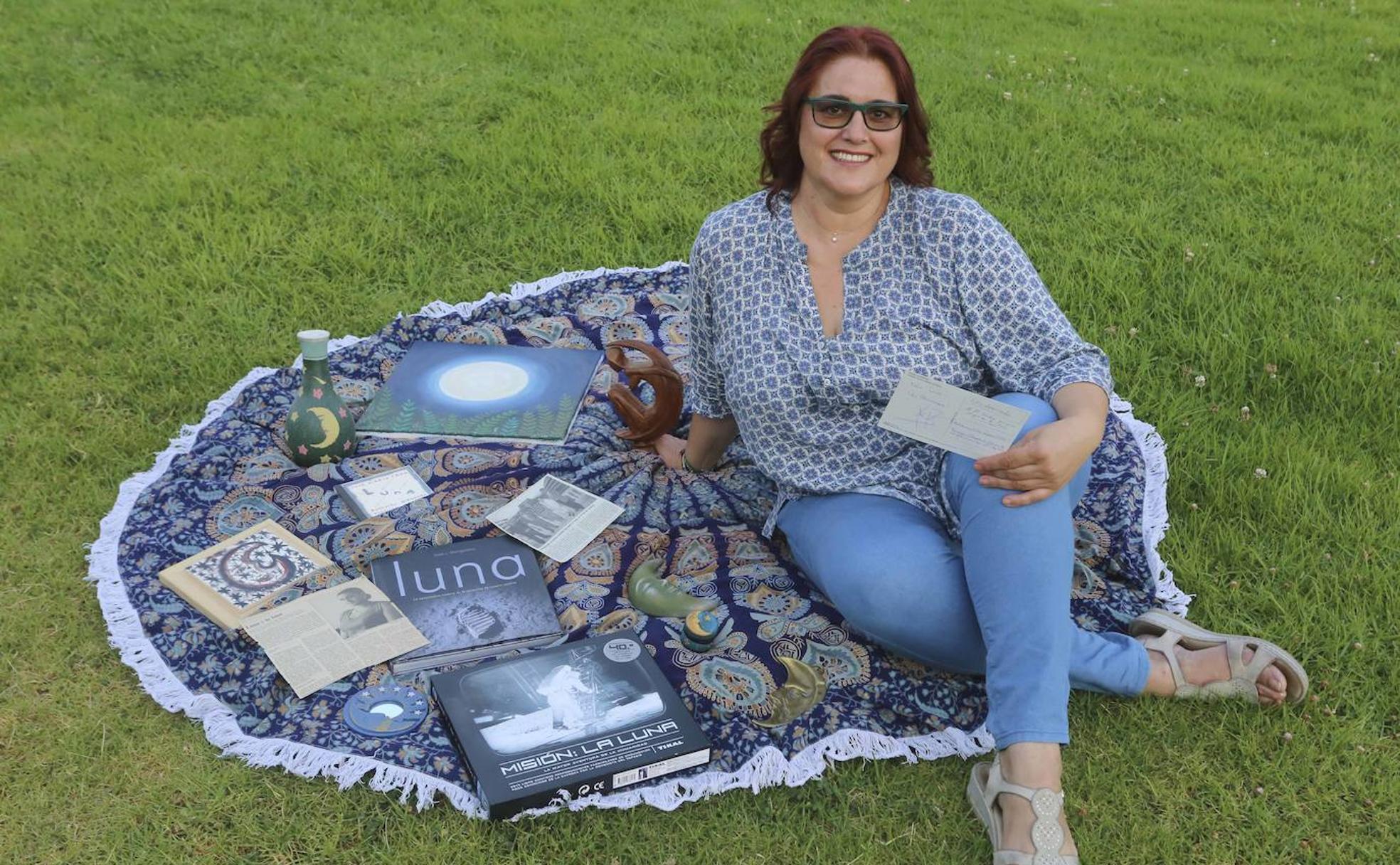 Luna Sospedra mostrando el autógrafo de Neil Armstrong. :: 