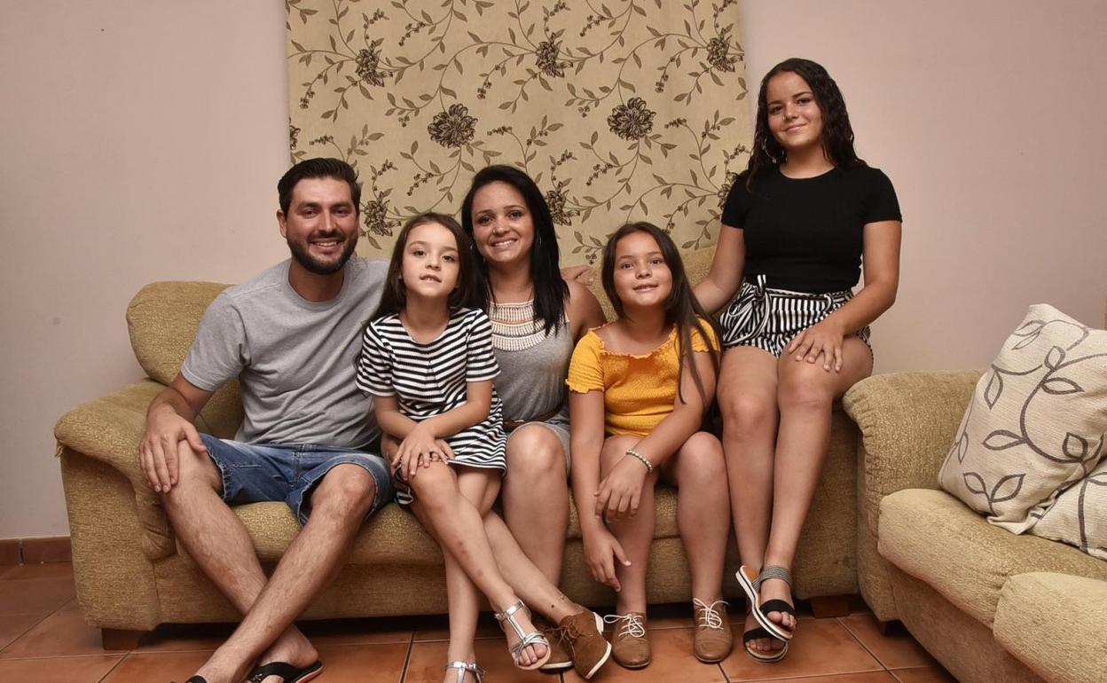 Thiago y Michele, de origen brasileño, junto a sus tres hijas:: CASIMIRO MORENO
