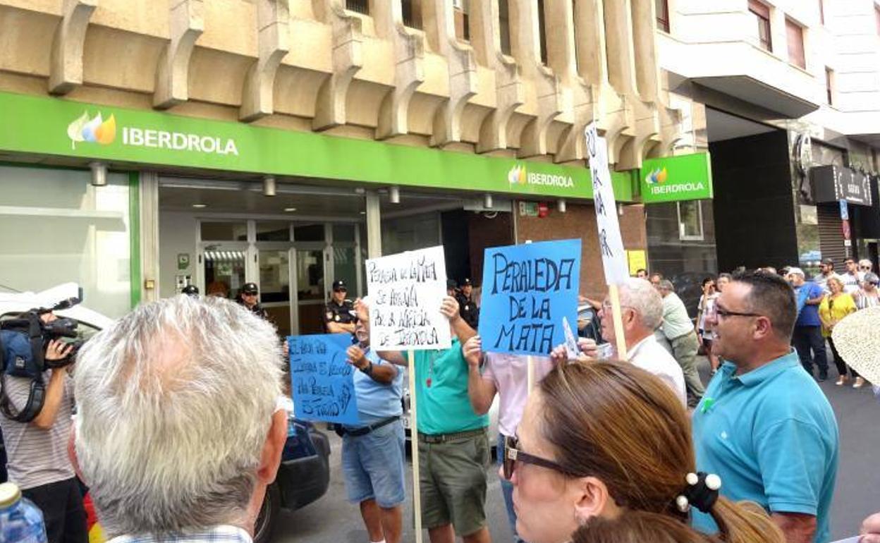 Protesta frente a la sede de Iberdrola en Cáceres para pedir agua de Valdecañas