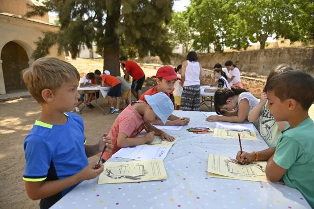 Varios niños durante la celebración de los talleres que se imparten en el Museo Arqueológico. 