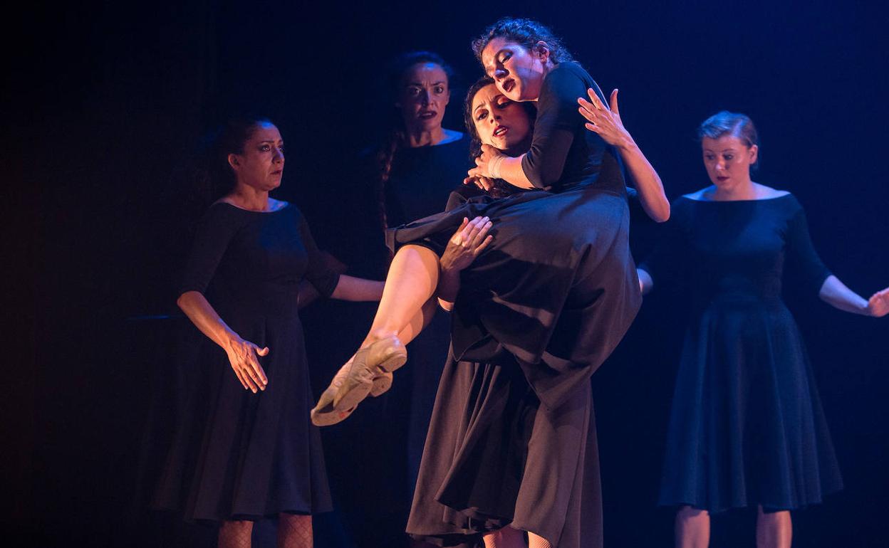 La comañía Albadulake durante la representación de 'Genoma B' en el Festival de Teatro de A´vignon.