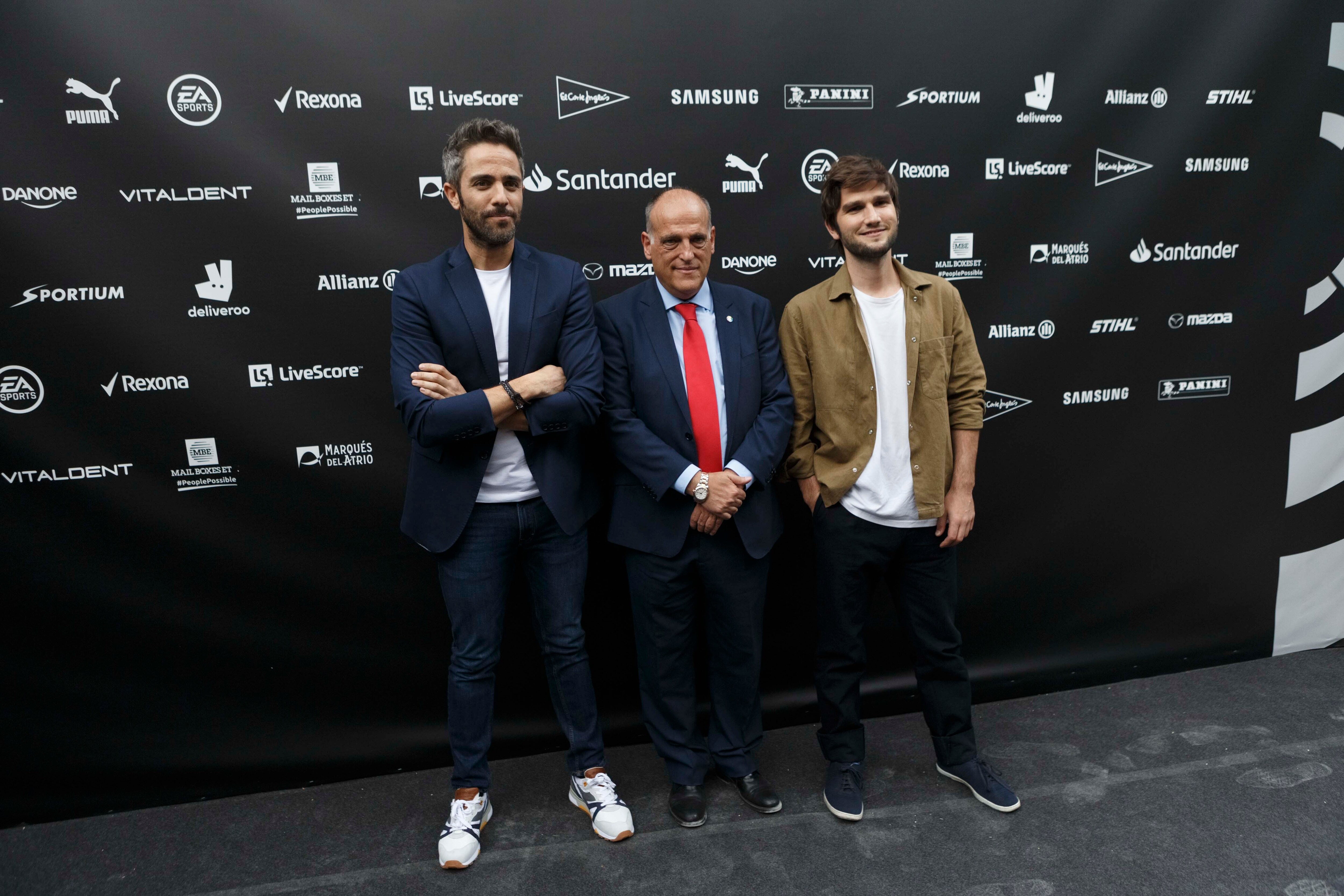 El presidente de LaLiga, Jvier Tebas (c), acompañado de Roberto Leal (i) y de Lucas Vidal (d).