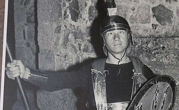 Francisco, caracterizado como romano. 