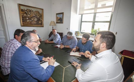 Reunión de Salaya, Licerán y Bello con miembros de Apilca. :: J. REY