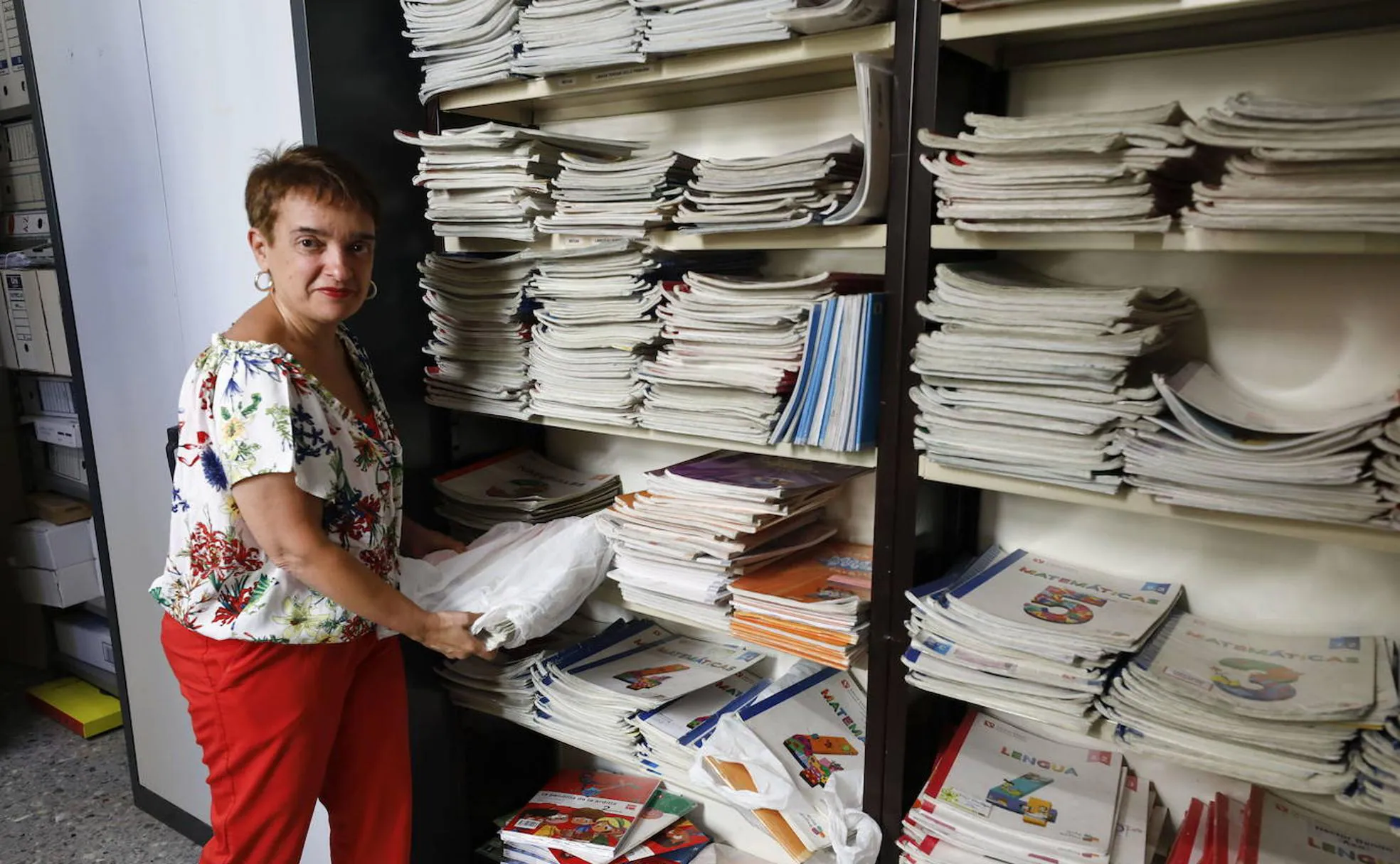 Antonia Hernández, directora del colegio Prácticas de Cáceres, preparando un lote de libros. :: LORENZO CORDERO