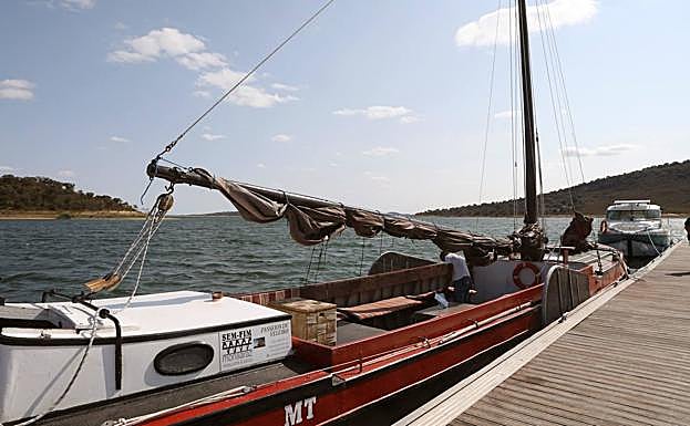 El carguero holandés de 1930 que realiza rutas turísticas por el Lago Alqueva, el mayor lago artificial de Europa occidental, amarrado en el muelle ubicado en Reguengos (Portugal).