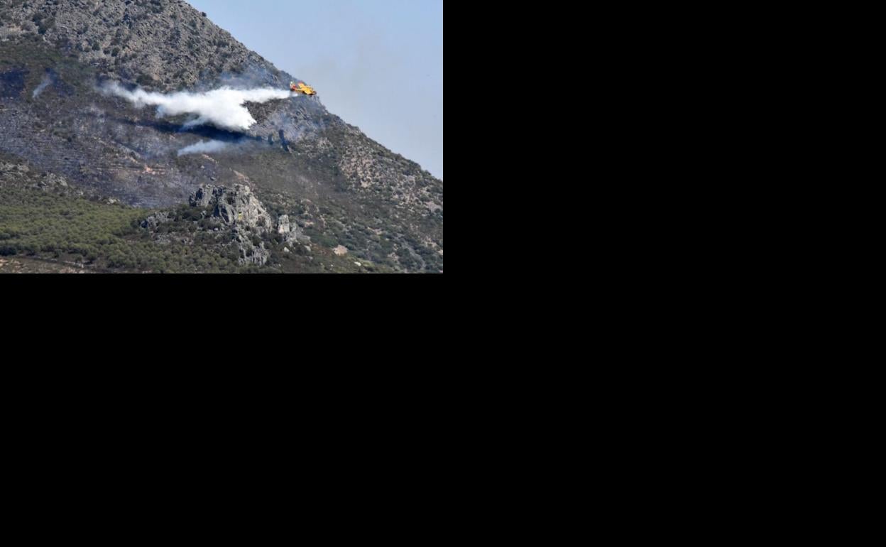 Un hidroavión del Ministerio descarga agua en el paraje próximo a Cabeza del Buey:: 