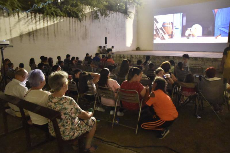 Cine en el corralón del Gurugú. :: C.MORENO