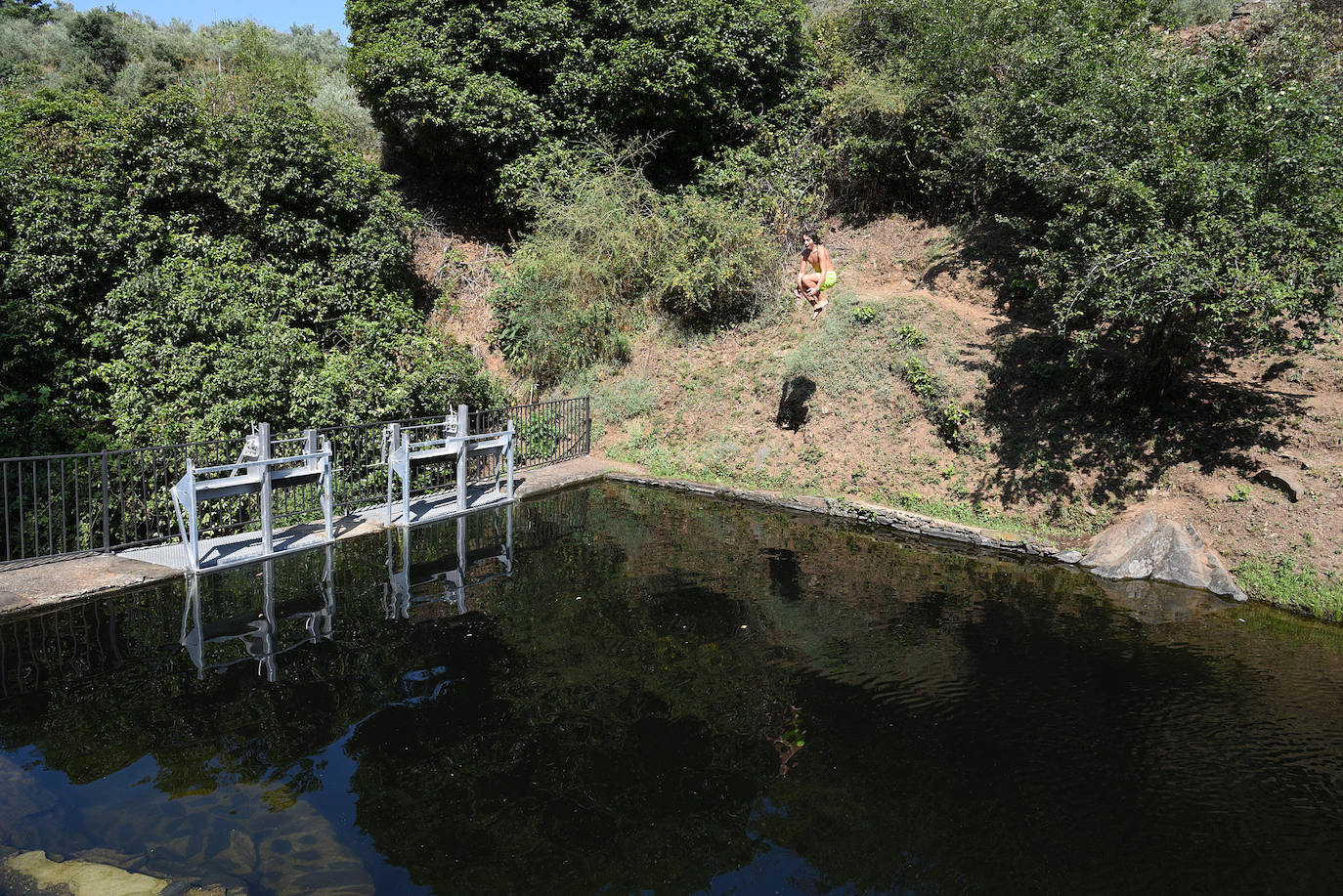 Este emblema del turismo rural en la región por ser uno de los pueblos más bonitos de Extremadura cuenta con una piscina natural en el río Árrago