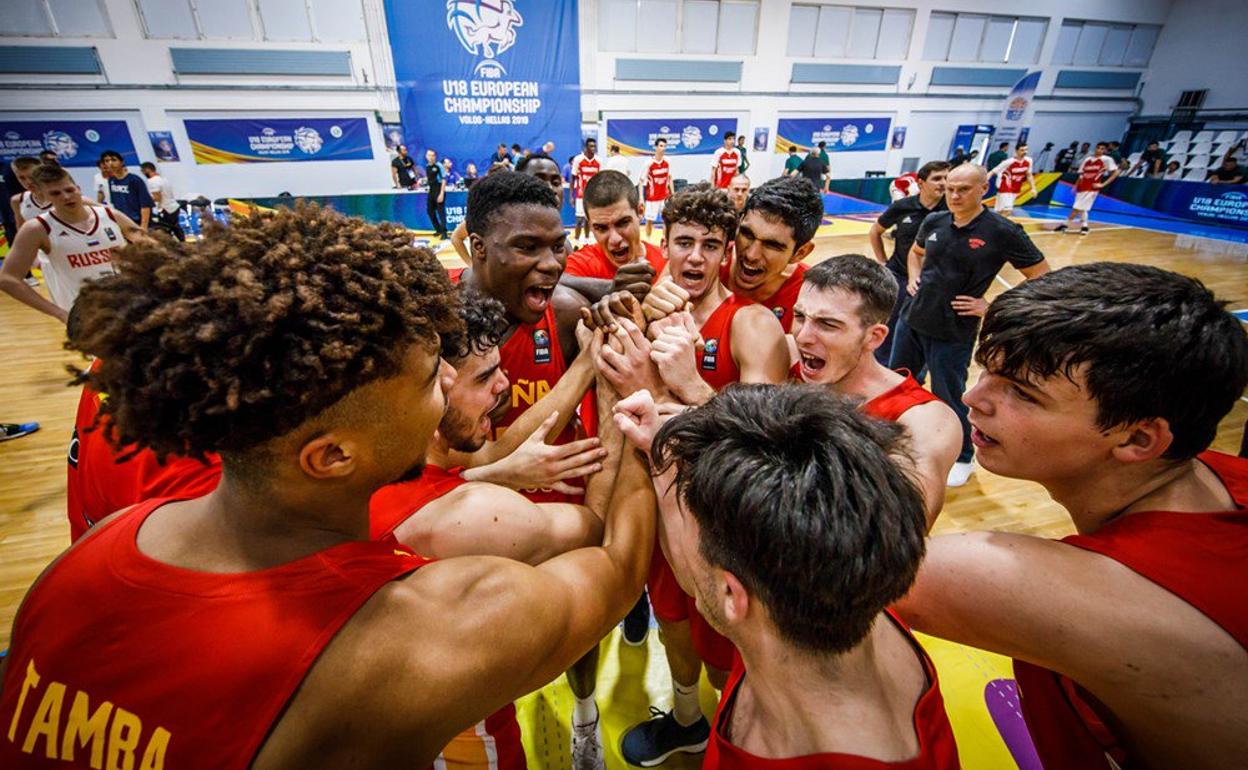 Los jugadores de España celebran su triunfo.