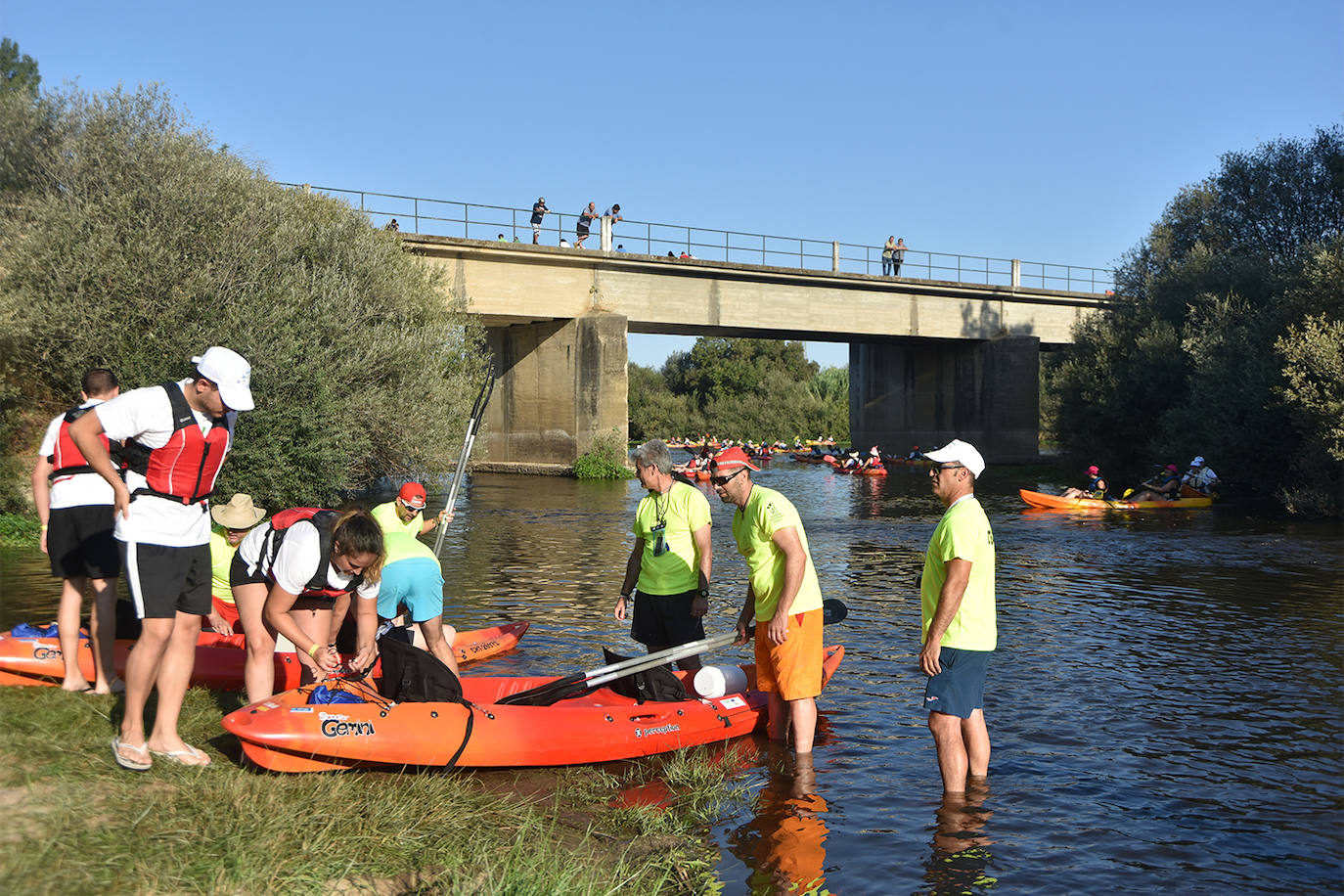 Coria ha acogido este domingo 4 de agosto el duodécimo descenso del río Alagón 'Puente de la Macarrona-Puente de Hierro', un evento que aúna deporte, turismo y naturaleza, y con el que el Ayuntamiento de la localidad pretende reivindicar un río más limpio y cuidado.