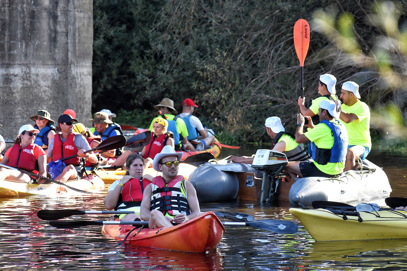 Coria ha acogido este domingo 4 de agosto el duodécimo descenso del río Alagón 'Puente de la Macarrona-Puente de Hierro', un evento que aúna deporte, turismo y naturaleza, y con el que el Ayuntamiento de la localidad pretende reivindicar un río más limpio y cuidado.