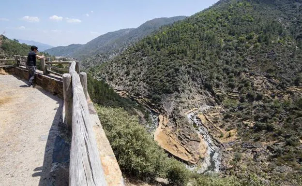 Mirador El Gasco, el mejor sitioa pie de carretera (entre Martilandrán y El Gasco) para admirar el meandro