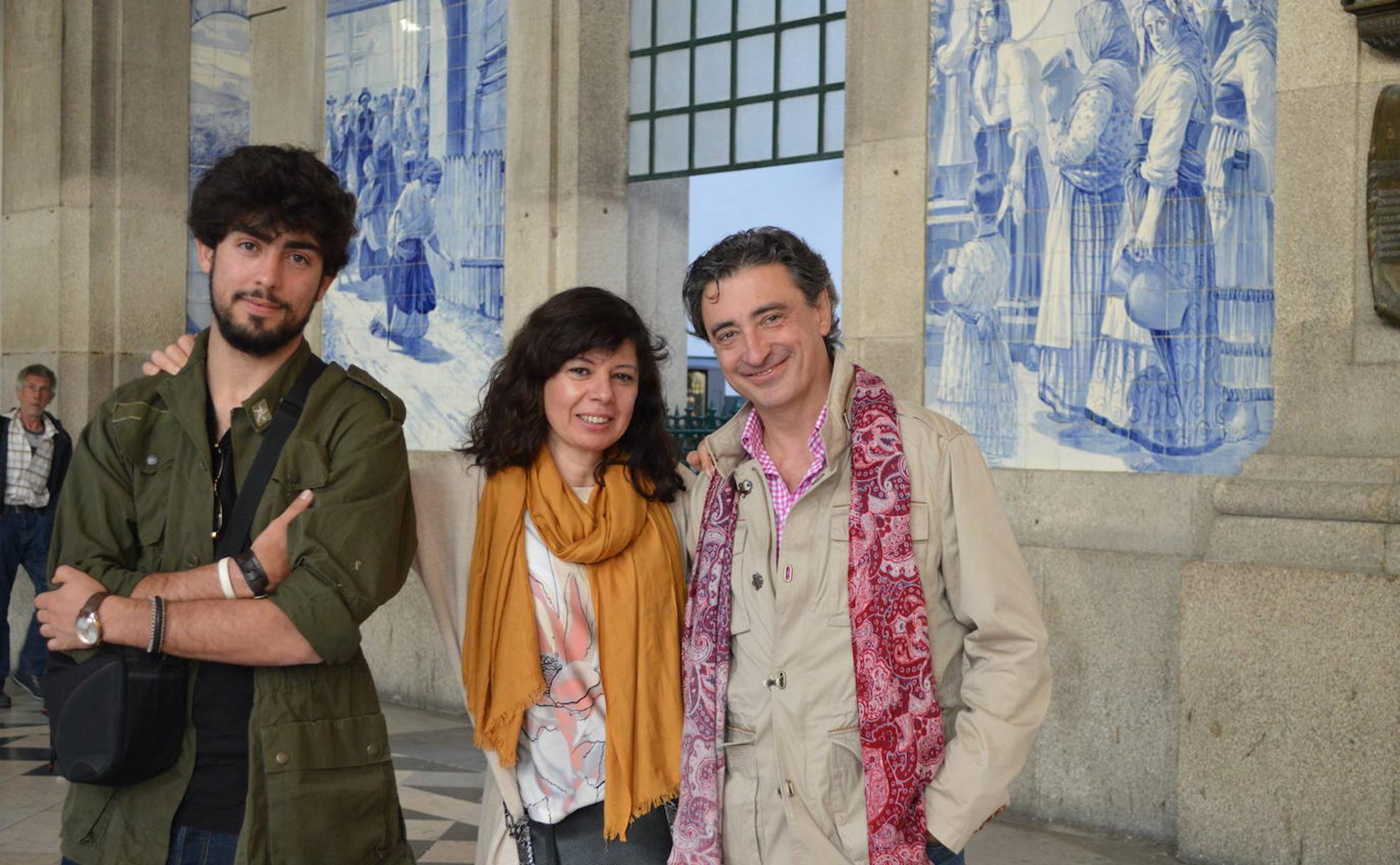 Oporto. Raimundo Prado con su mujer, Manuela, y su hijo Eduardo en Oporto