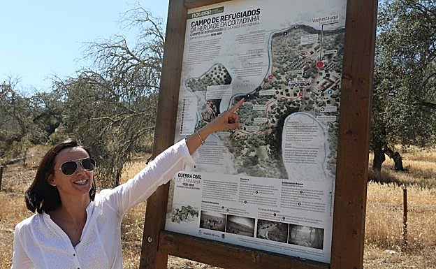 Lídia Caçador Segao, directora del Museo Etnográfico de Barrancos (Portugal), muestra el cartel indicador del campo de refugiados de la Guerra Civil española que se instasló en Barrancos.