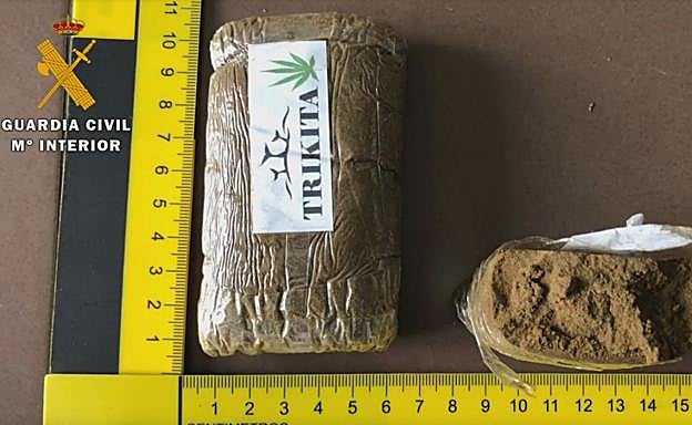 Algunas de las sustancias estupefacientes halladas por los agentes en la tienda del detenido.