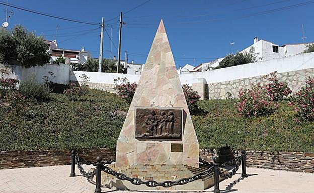 Monumento en memoria del teniente portugués Antonio Augusto Seixas, responsable de la seguridad de la frontera que desafió a la dictadura de Salazar.