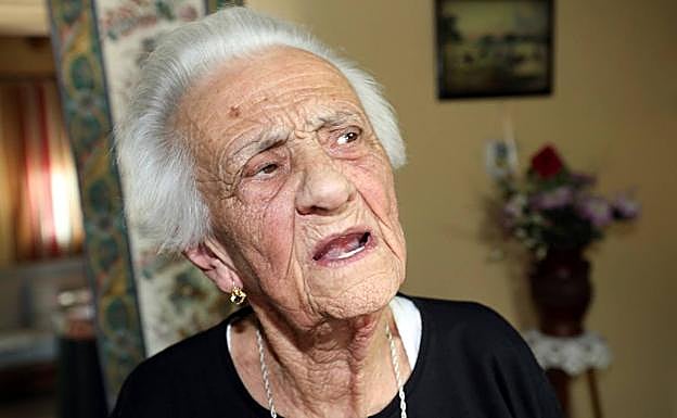 Francisca Agudo desgrana en una sala de su casa de Barrancos sus recuerdos de cuando a la edad de 9 años vio como llegaban los españoles a la localidad portuguesa