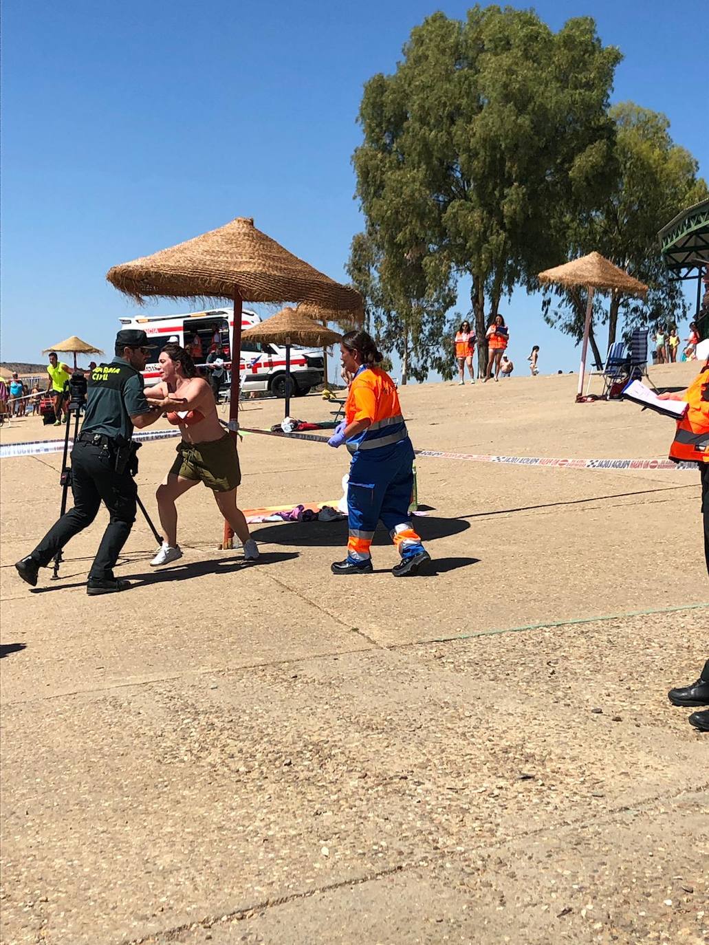 Fotos: Efectivos de emergencias actuando en el simulacro desarrollado en la playa de Orellana