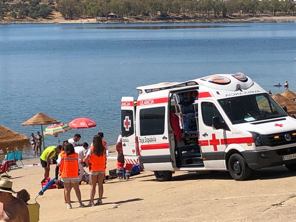 Fotos: Efectivos de emergencias actuando en el simulacro desarrollado en la playa de Orellana