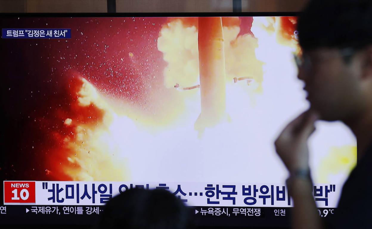 Un ciudadano del sur observa en la televisión el lanzamiento de los misiles por Corea del Norte.