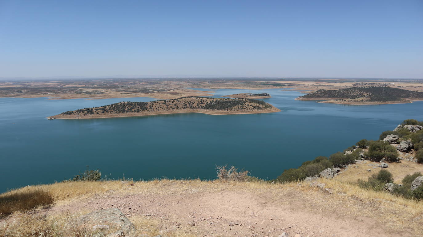 Fotos: Rincones con encanto de Extremadura | Alange: roca, agua y vistas