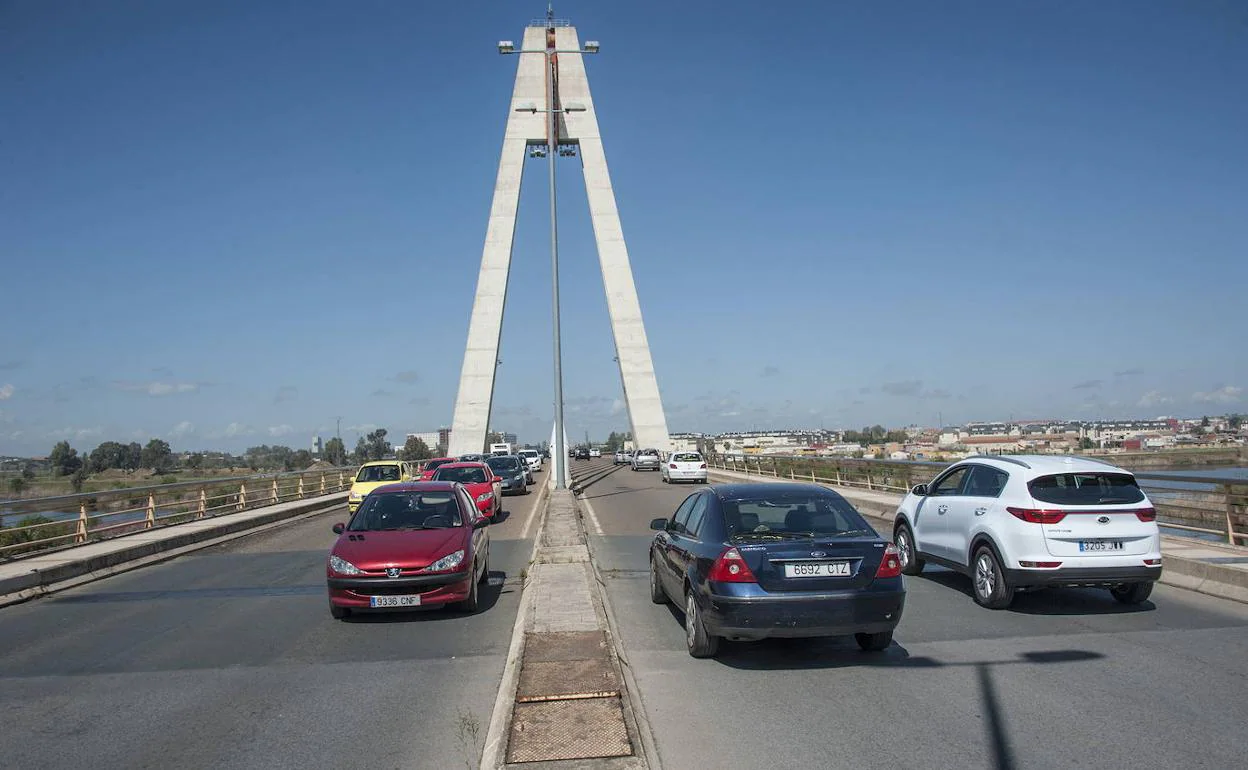 Las obras de asfaltado del puente Real en Badajoz obligan a modificar el tráfico hoy y mañana