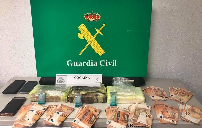 Dinero y droga intervenidos por la Guardia Civil:: HOY