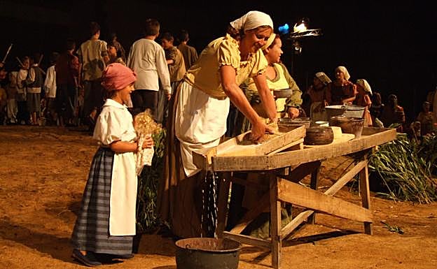 Imagen de archivo de una vecina de Zalamea de la Serena elaborando un queso durante la representación.