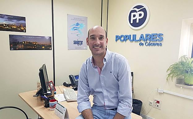 El edil del PP José Ángel Sánchez en el despacho de su grupo:: L. CORDERO