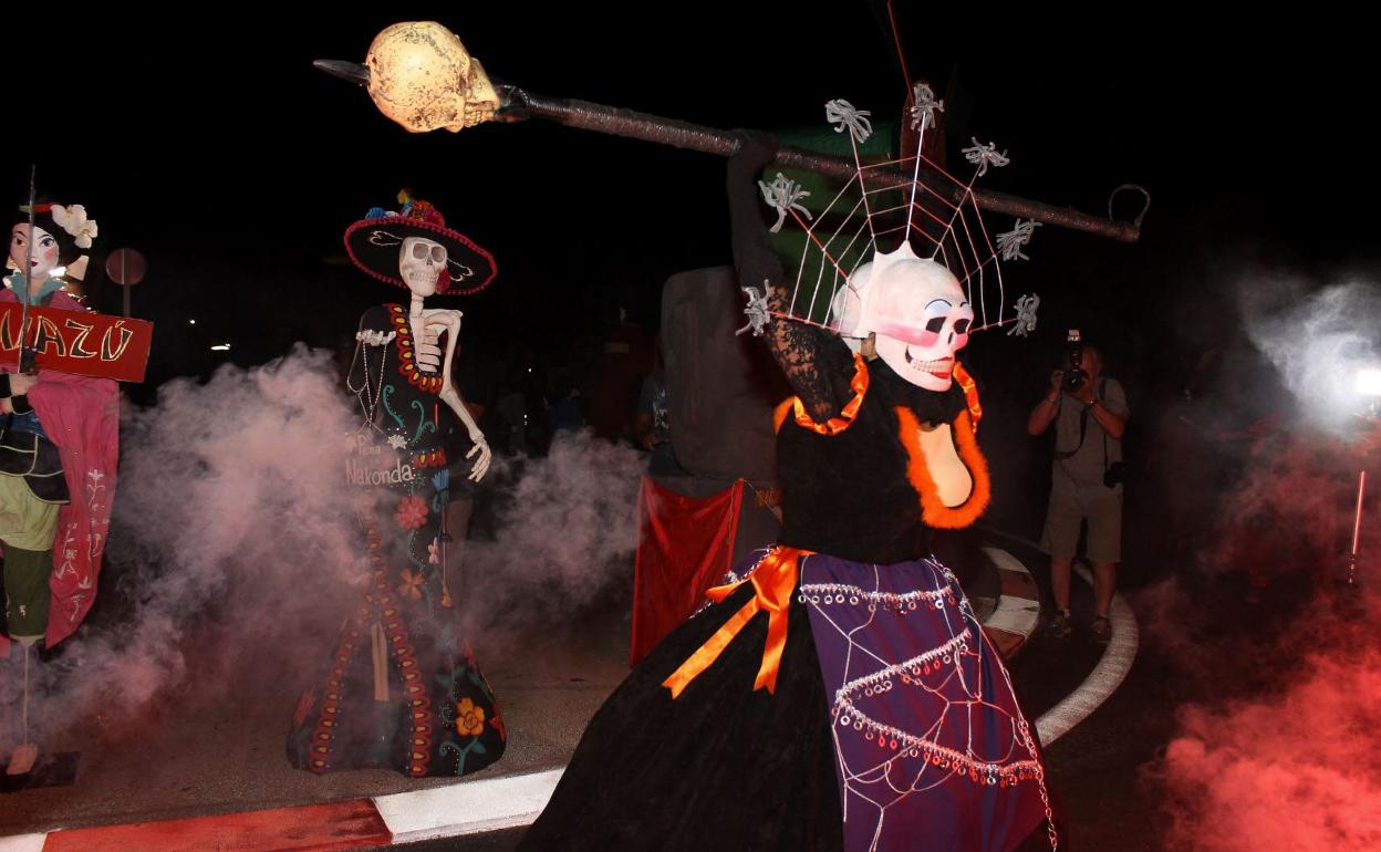 La Diabla se escapa de la torre de la iglesia.