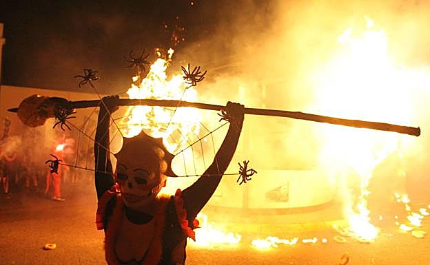 Imagen de archivo de la Diabla sembrando el terror por las calles valverdeñas.