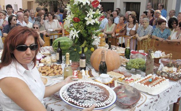 Imagen de archivo de la ofrenda de productos en las fiestas del Ramo de Casar de Cáceres.