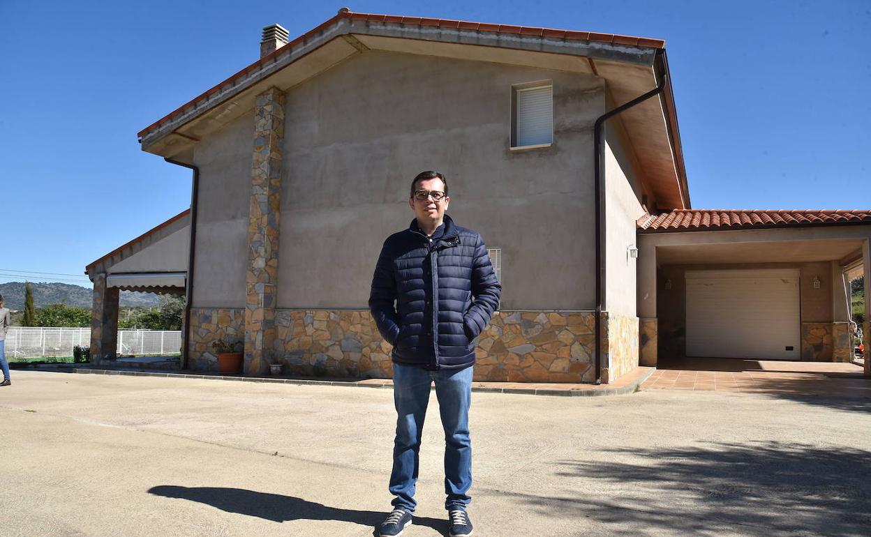 Juan Ángel Bermejo, en su vivienda de la sierra. / DAVID PALMA