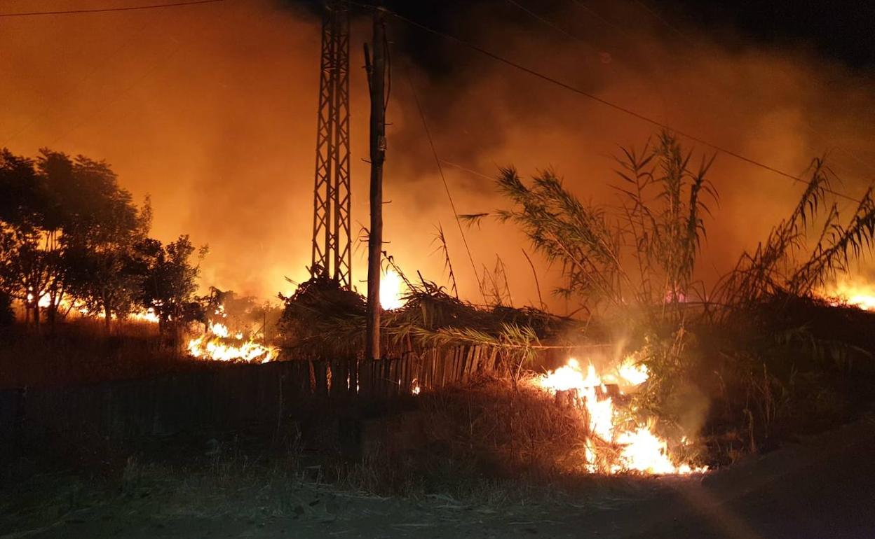 Imagen del incendio registrado anoche cerca de Gévora.