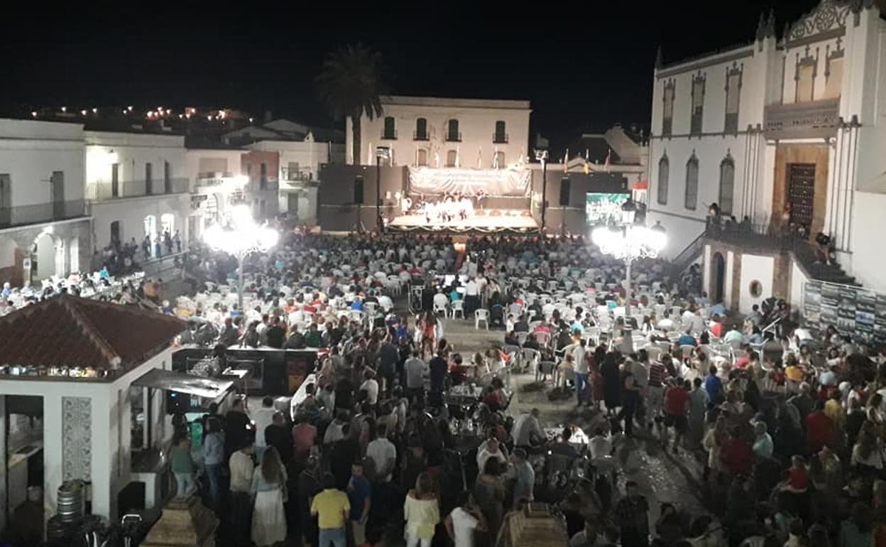 Paseo lleno con la actuacion de con las actuaciones del Grupo folklórico de Ereira (Portugal) y la Corporación Artística Soy del Perú