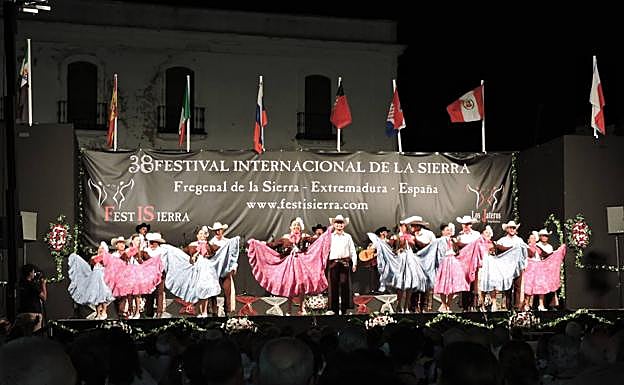 Compañía Folklórica del Bernal