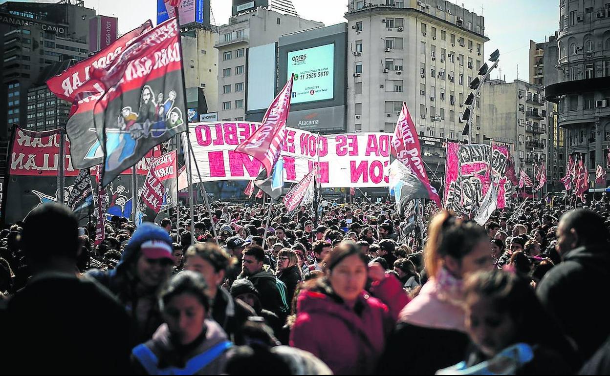 Las protestas se han sucedido durante toda la semana a medida que las bolsas se desbocaban y el cambio con el dólar subía sin control.