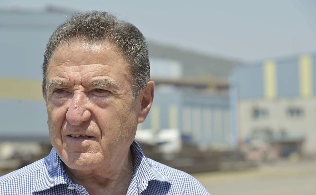 Alfonso Gallardo, delante de la siderúrgica del grupo en Jerez de los Caballeros. 