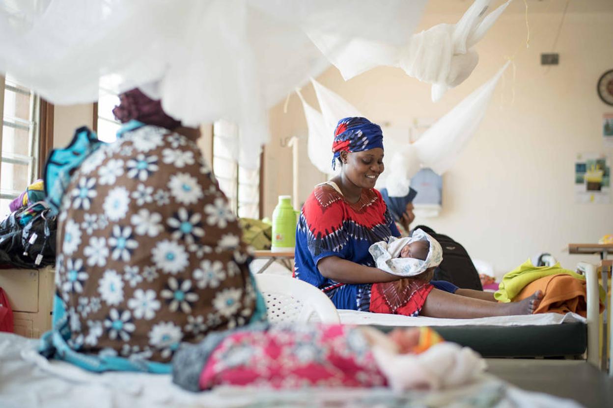 Roselyn con su hija recién nacida, en perfecto estado, en el centro de salud Mrima. 